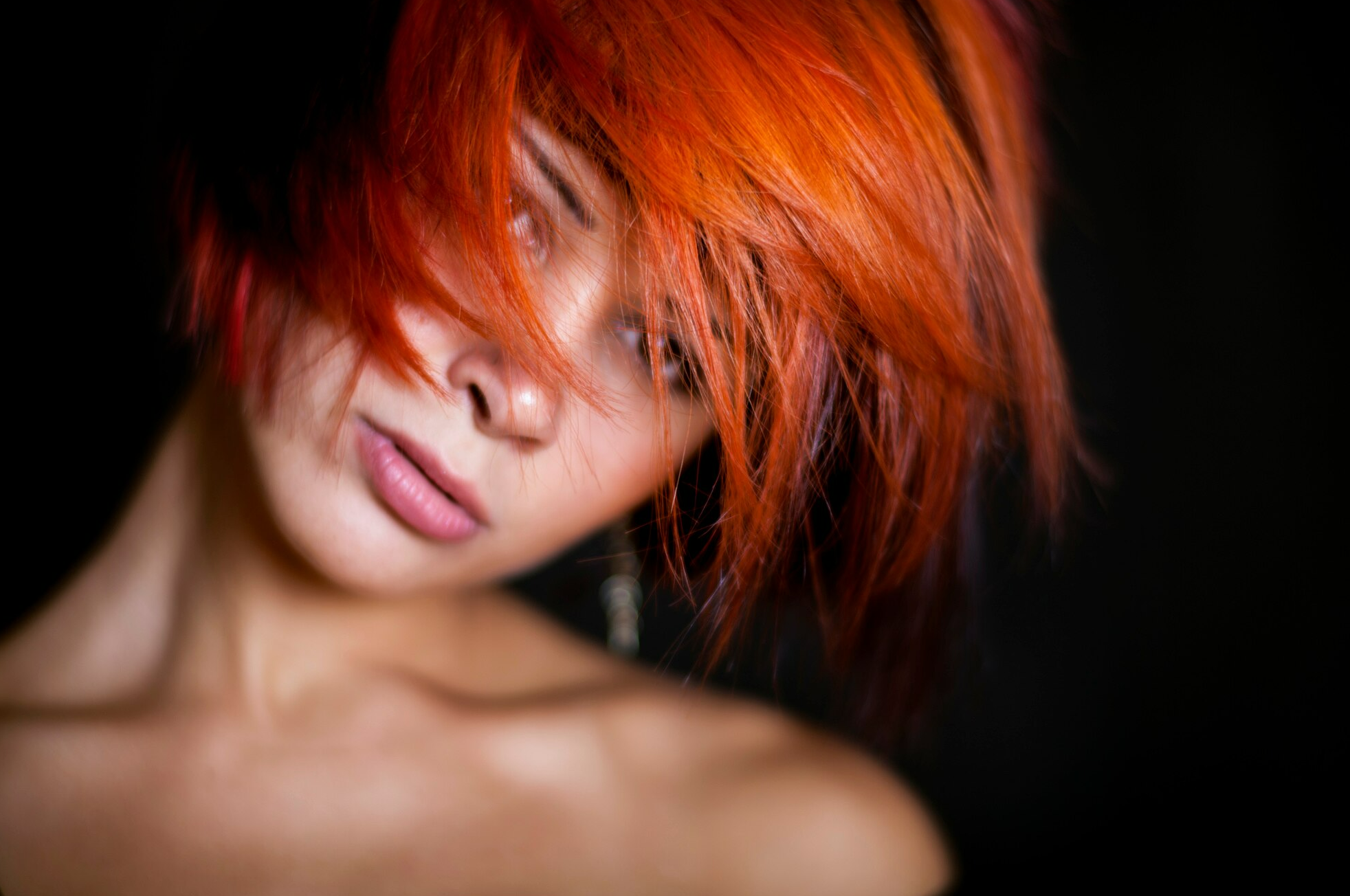 mujer color naranja de pelo salon paquita