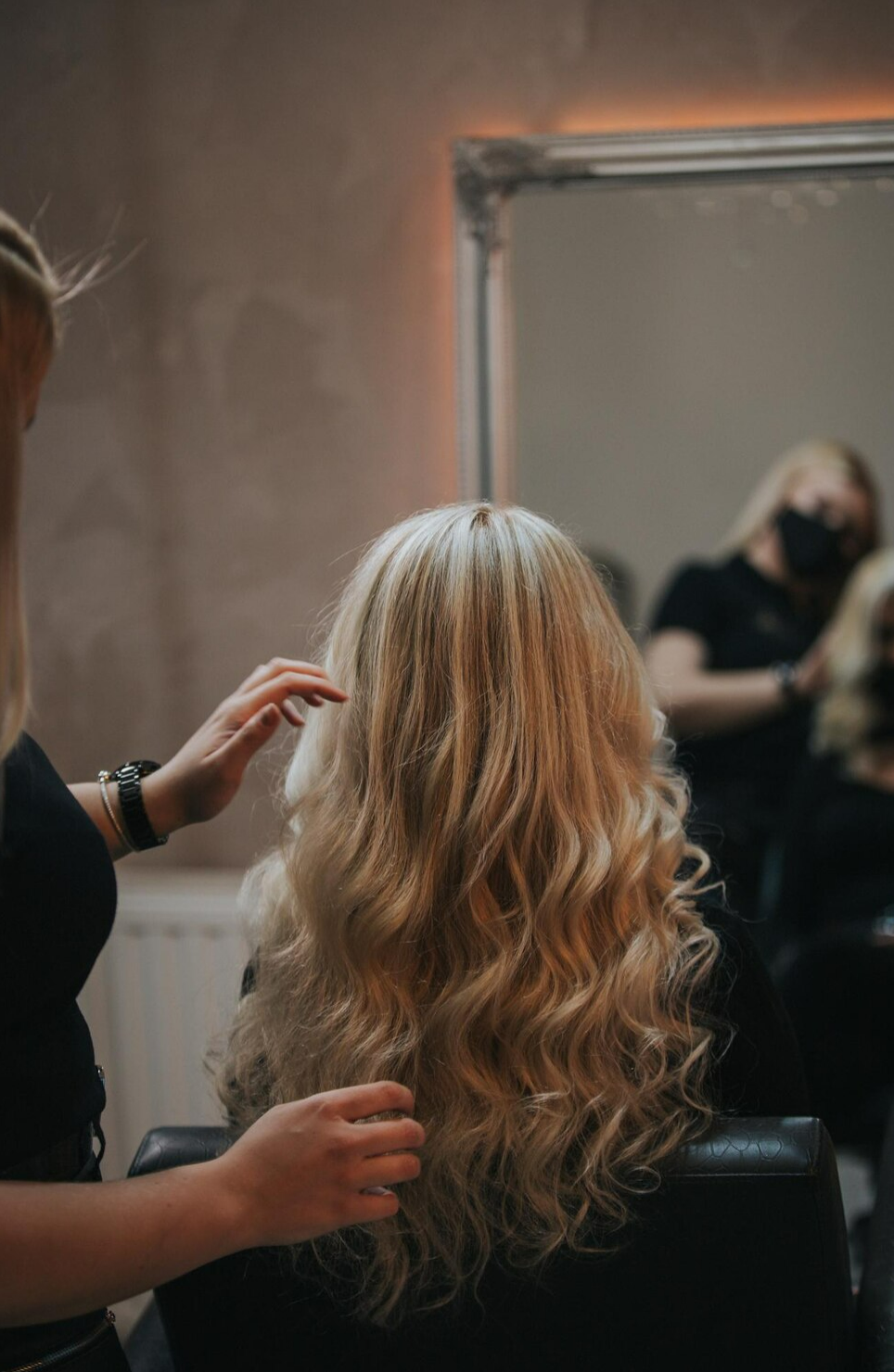 mujer pelo largo rubio peinado salon paquita